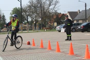 Dorota pokonuje slalom (2) (1).JPG