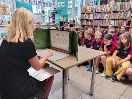 Zaczytany poranek z mamami klasy 2 i nowy konkurs biblioteczny! 