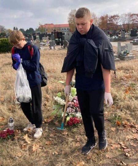 Wyjście na cmentarz w Gorzycach Wielkich