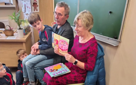 Dziadkowie czytają dzieciom