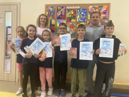 Multitwórca w bibliotece szkolnej. 