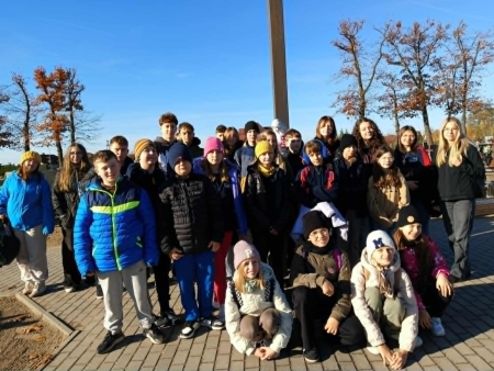 Sprzątanie lokalnego cmentarza