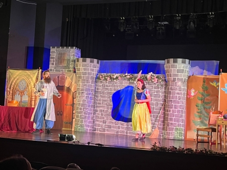 Wyjazd klas 1–3 na spektakl „Śnieżka”