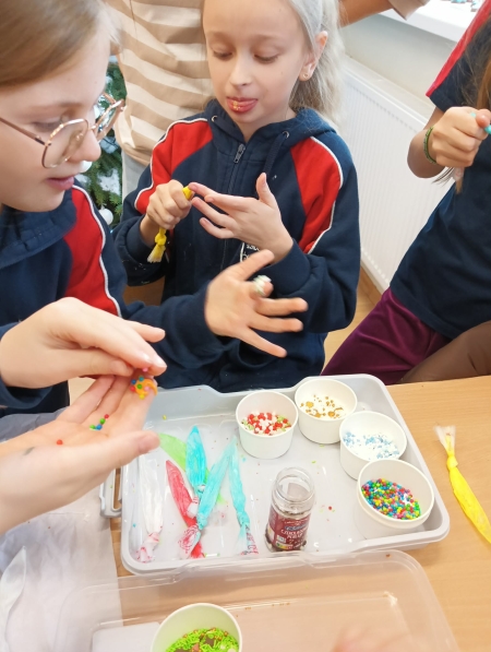 Kolorowe pierniki i dziecięca wyobraźnia – coroczne strojenie pierników